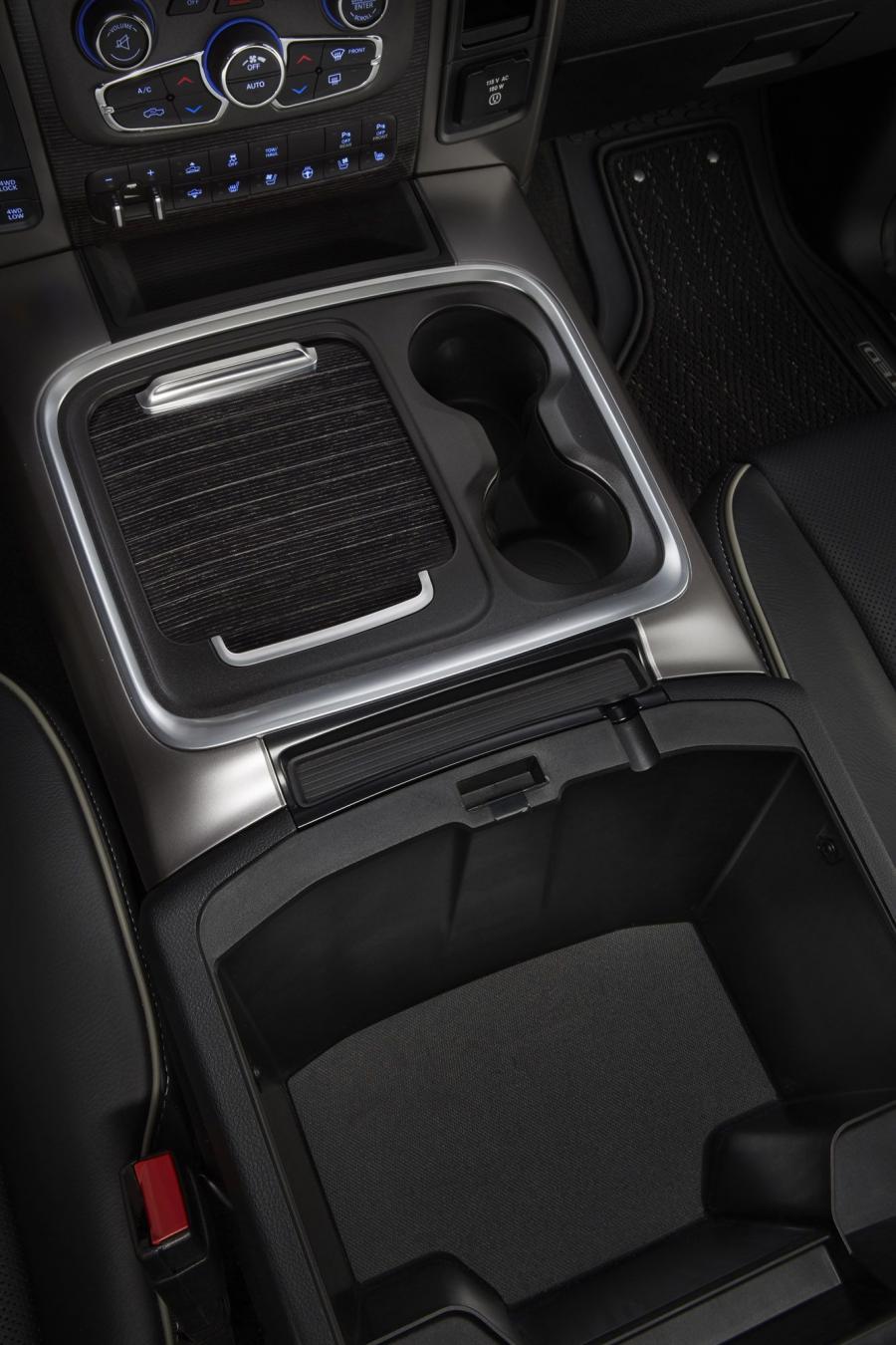 Детали интерьера Dodge Ram 1500 Laramie Limited Crew Cab 2015 года  (фото 26 из 46)